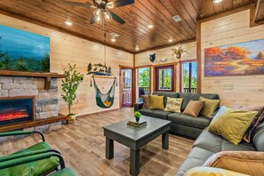 Smart TV, fireplace, video games, foosball - BRAND NEW-In-Cabin Heated Pool-Arcade (Sevierville)
