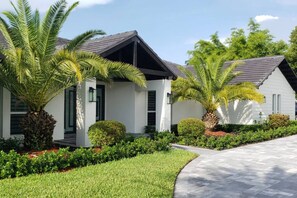 Exterior - Waterfront White House (Cape Coral)