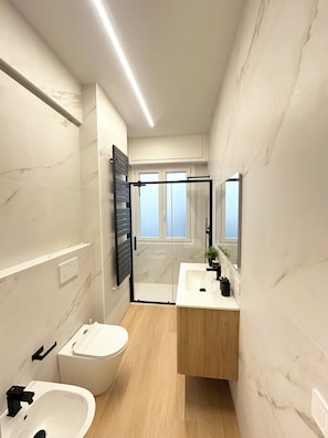 Shower, free toiletries, hair dryer, bidet - Lanterna View Apartment - Sea View (Genova)