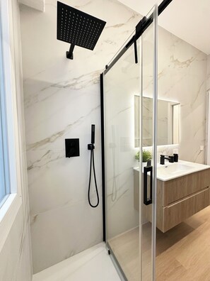 Suihku, hiustenkuivaaja, bidee, pyyhkeet