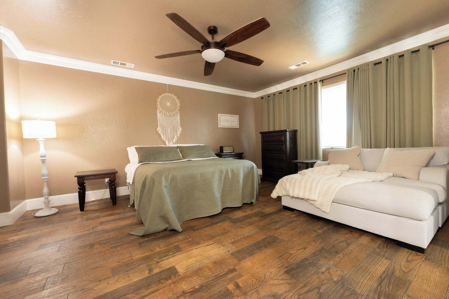 3 bedrooms, iron/ironing board, WiFi, bed sheets