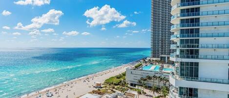 Plage, chaises longues, serviettes de plage