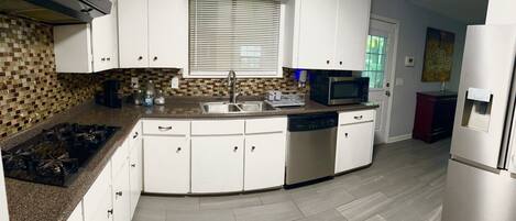 Een magnetron, een oven, een kookplaat, een vaatwasser