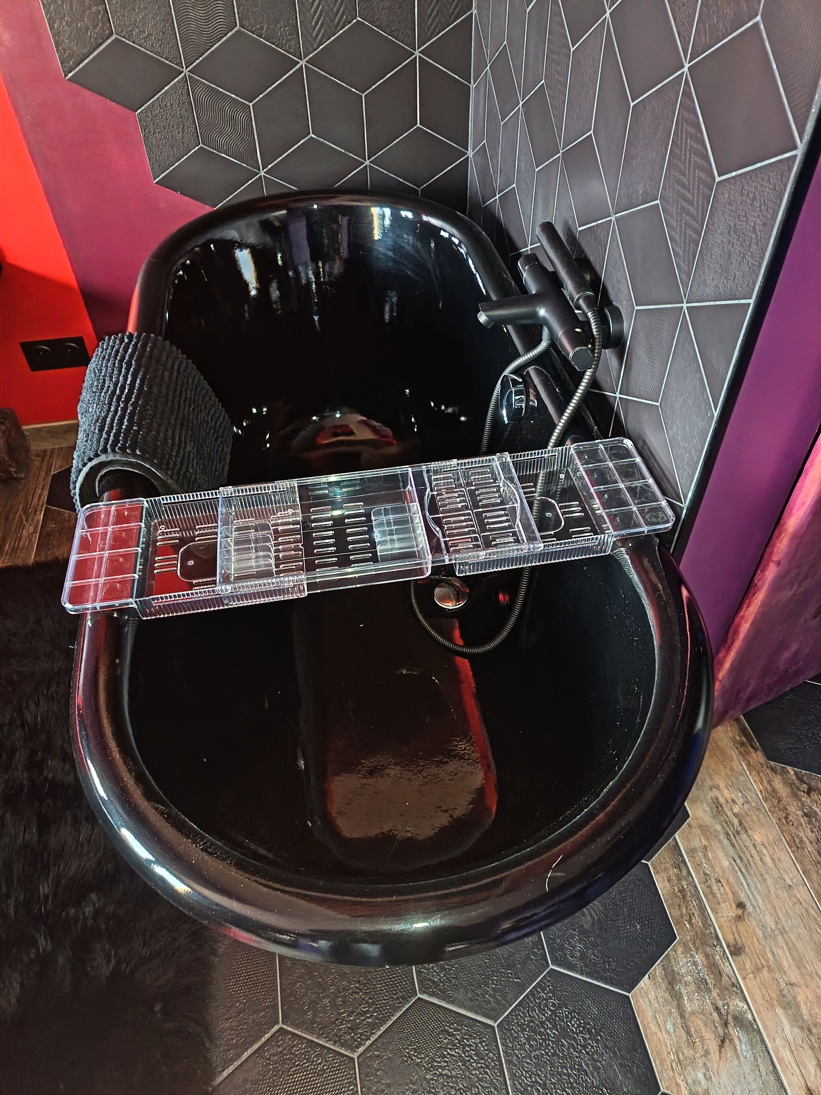 Een haardroger, handdoeken, zeep, toiletpapier