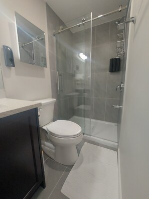 Een douche, een haardroger, handdoeken, zeep