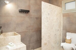 ヘアドライヤー、石鹸、トイレットペーパー