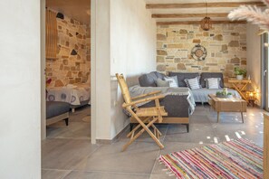 2 bedrooms, iron/ironing board, internet