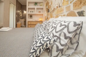 2 bedrooms, iron/ironing board, Internet