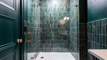 Ducha, artículos de tocador ecológicos, secador de pelo, toallas