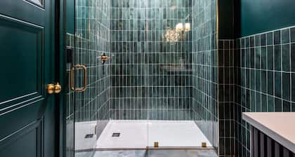 Hollyhock Suite 511: 1 bed/1 bath