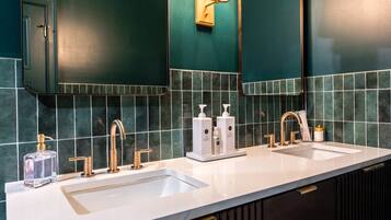 Douche, articles de toilette écologiques, sèche-cheveux