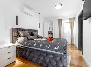 3 habitaciones, tabla de planchar con plancha y acceso a internet