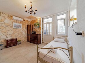 2 bedrooms, iron/ironing board, Internet, bed sheets