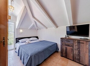 2 bedrooms, iron/ironing board, Internet, bed sheets