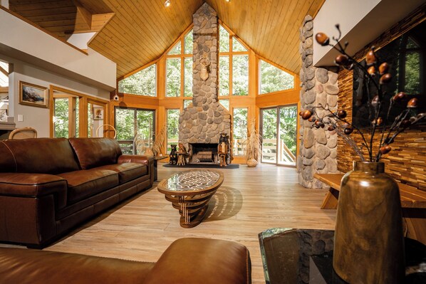 TV, fireplace - Luxury Modern Cabin - Your Dream Retreat (Ashland)
