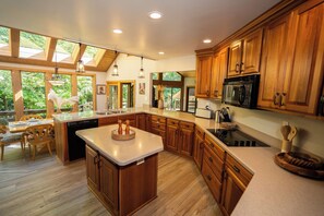 Microwave, oven, stovetop, dishwasher - Luxury Modern Cabin - Your Dream Retreat (Ashland)