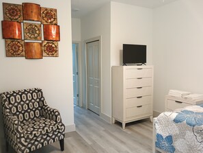 4 habitaciones, tabla de planchar con plancha y cuna de viaje