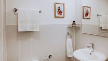 Handdukar, tvål och toalettpapper