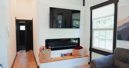 NEW! Historic Schoolhouse HotTub+FirePit+Wineries