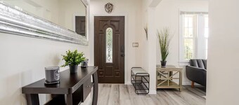 Spacious 4-bedroom house in charming Hicksville with AC