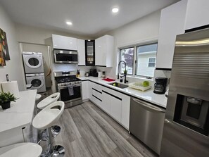 Microondas, horno, parrilla de estufa y lavavajillas 