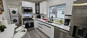 Spacious 4-bedroom house in charming Hicksville with AC