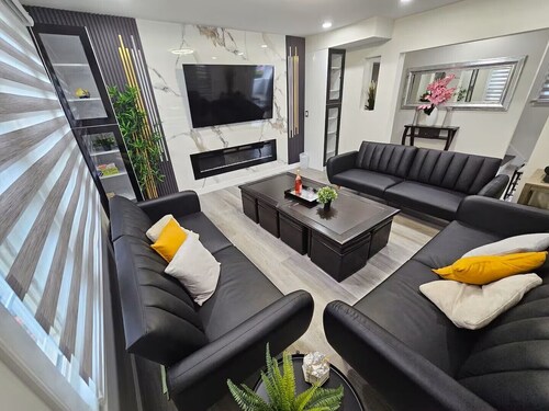 Spacious 4-bedroom house in charming Hicksville with AC