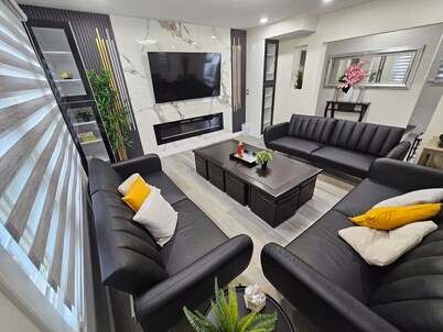 Spacious 4-bedroom house in charming Hicksville with AC