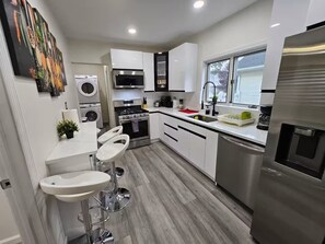 Microondas, horno, parrilla de estufa y lavavajillas