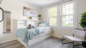 4 bedrooms, iron/ironing board, WiFi, bed sheets