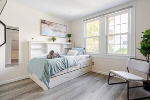 4 bedrooms, iron/ironing board, WiFi, bed sheets