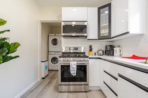 Fridge, microwave, oven, stovetop - Spacious 4-bedroom house in charming Hicksville with AC (Hicksville)