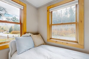 3 bedrooms, iron/ironing board, Internet, bed sheets