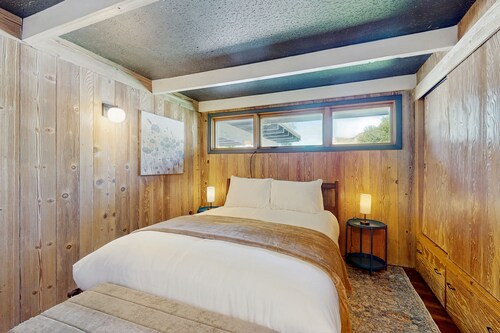 Charming mountain home with large yard, stunning views, and dog-friendly