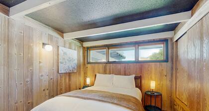 Charming mountain home with large yard, stunning views, and dog-friendly