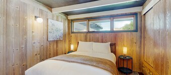 Charming mountain home with large yard, stunning views, and dog-friendly