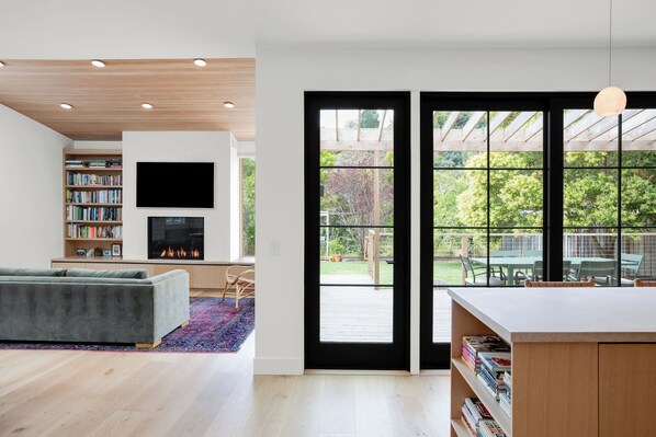 Una televisión, una chimenea