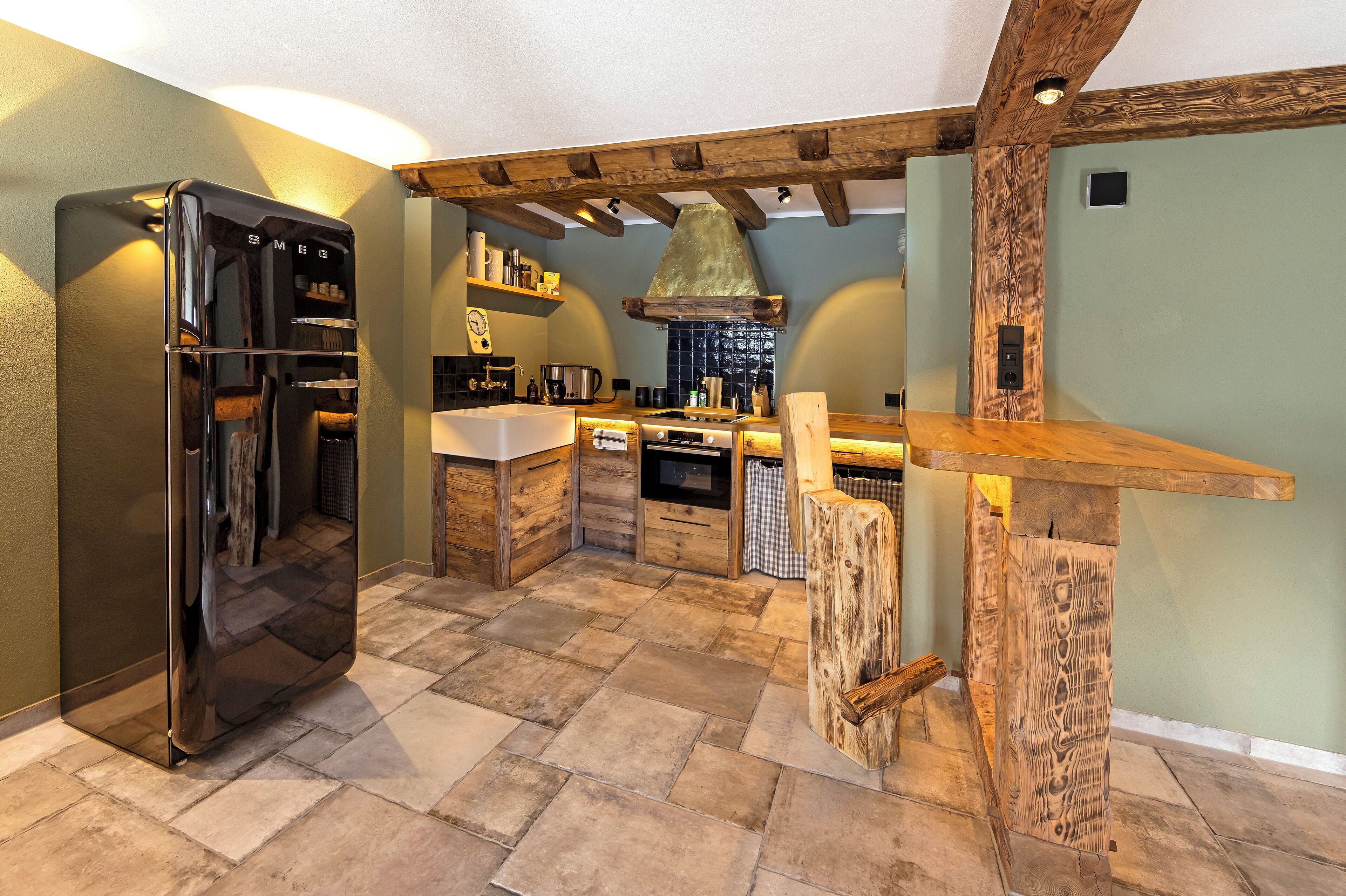 ثلاجة، فرن، موقد طهي مسطح، غسالة أطباق