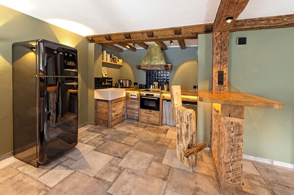 ثلاجة، فرن، موقد طهي مسطح، غسالة أطباق