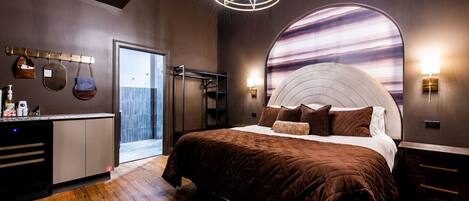 1 habitación, escritorio, tabla de planchar con plancha y cuna de viaje