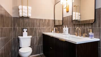 Douche, articles de toilette écologiques, sèche-cheveux