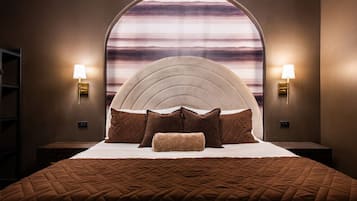 1 chambre, bureau, fer et planche à repasser, lit parapluie