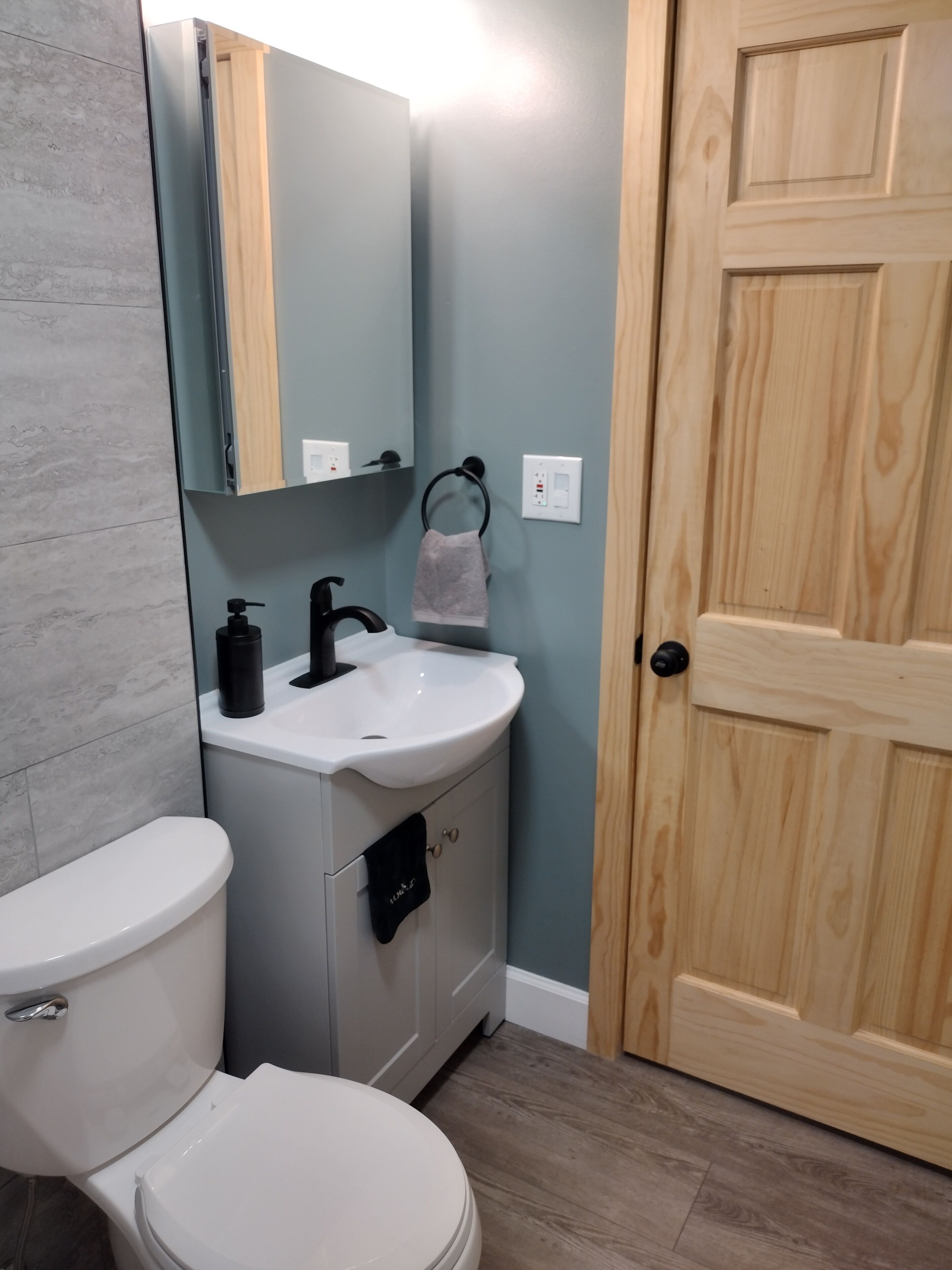 Een douche, een haardroger, handdoeken, zeep