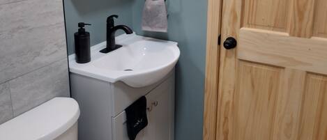 Een douche, een haardroger, handdoeken, zeep