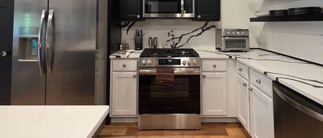 冷蔵庫、電子レンジ、オーブン、コンロ