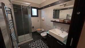 Dusche, Haartrockner, Bidet, Handtücher