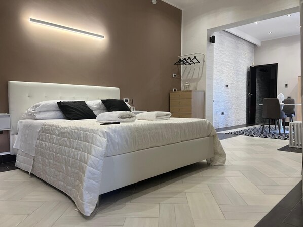 1 soverom, skrivebord, wi-fi (inkludert) og sengetøy