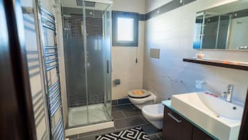 Ducha, secador de pelo, bidet, toallas