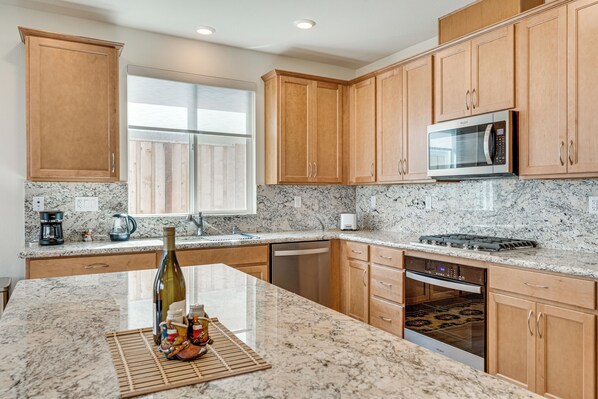 Fridge, microwave, stovetop, dishwasher