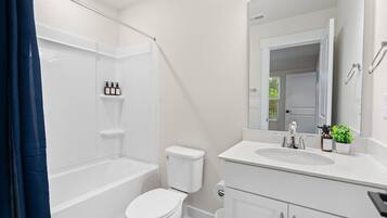 Bañera con ducha, artículos de tocador gratuitos, toallas, jabón